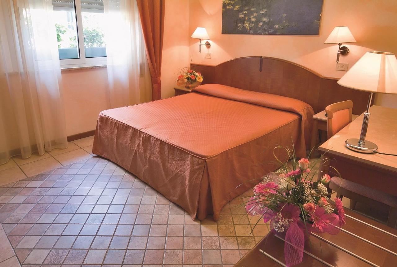 Hotel Rosalba - Valentini Family Village Белариа-Игеа Марина Екстериор снимка