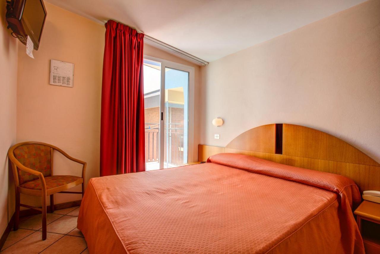 Hotel Rosalba - Valentini Family Village Белариа-Игеа Марина Екстериор снимка