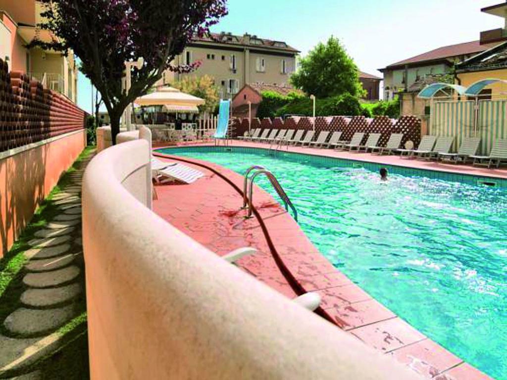 Hotel Rosalba - Valentini Family Village Белариа-Игеа Марина Екстериор снимка